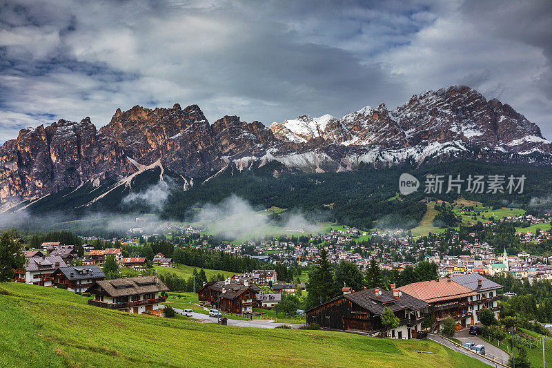 Cortina d'Ampezzo小镇全景与高山绿化景观和巨大的白云石阿尔卑斯山在背景。贝卢诺省，南蒂罗尔，意大利。